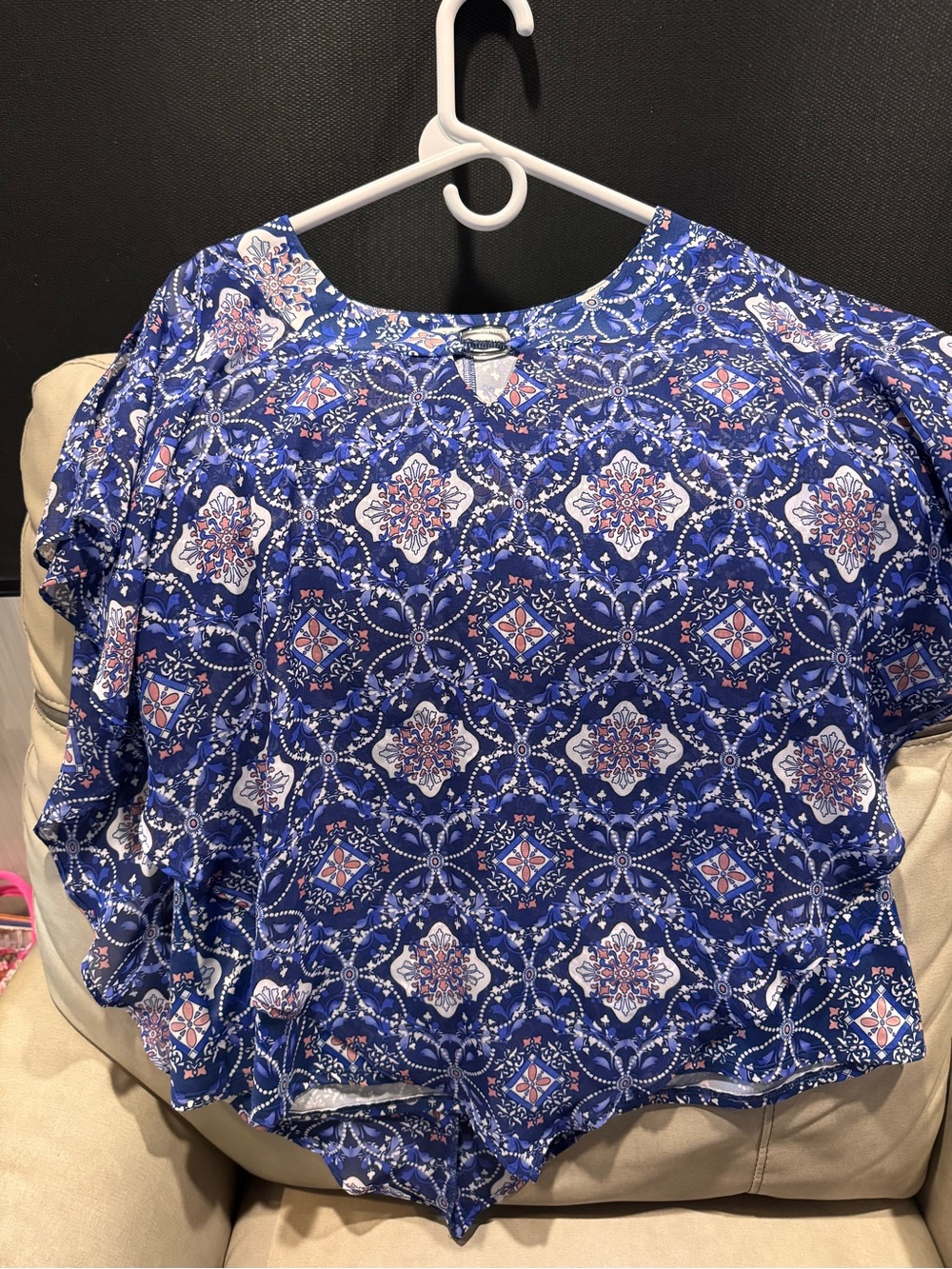 Notations Blue Floral-Print Flowy layered top with Front Ring; Large; like new.